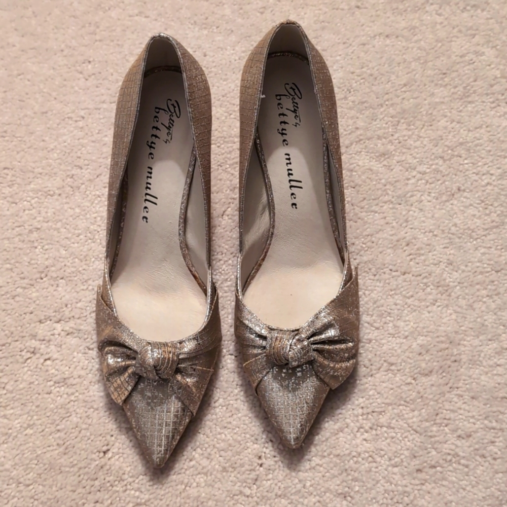 Bettye by Betttye Muller Champagne Lamé 3" Heels 7.5